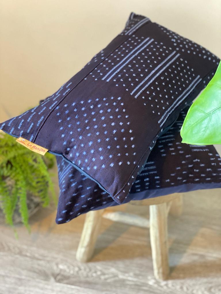 Coussin de couleurs bleu indigo l'un sur l'autres sur tabouret - Indigo blue colored cushion one on top of the other on stool
