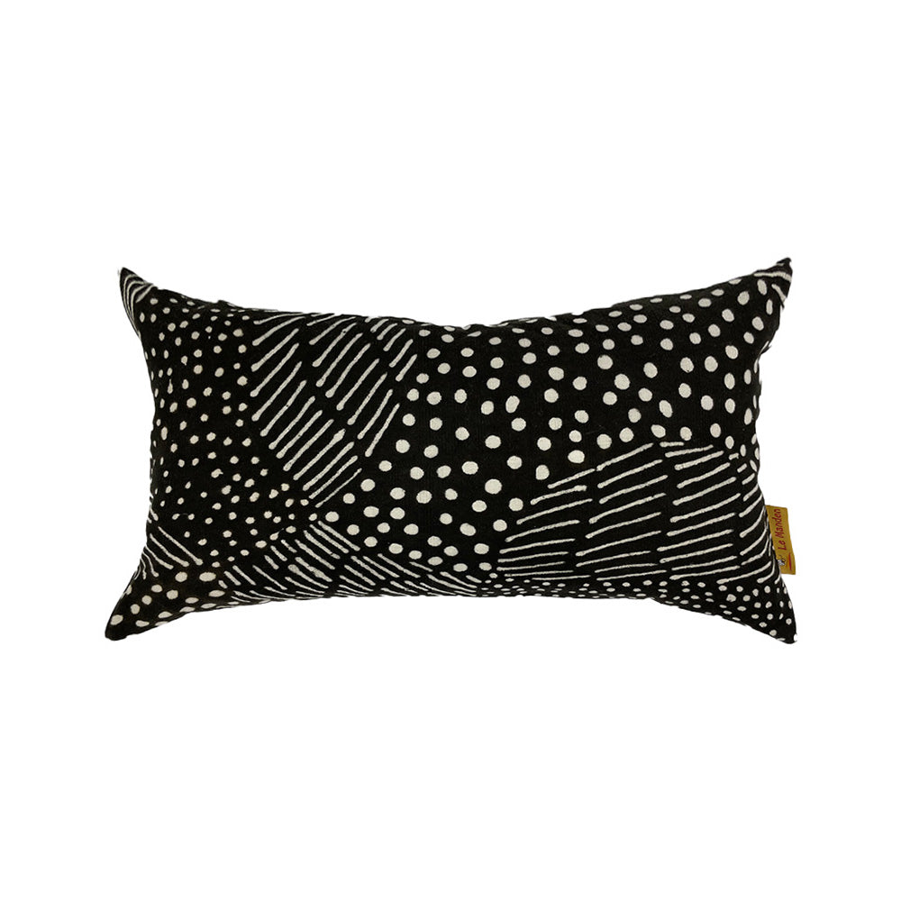 Coussin de couleur noir avec motifs blanc écru sur fond blanc - Square size black and white colored cushion on white background