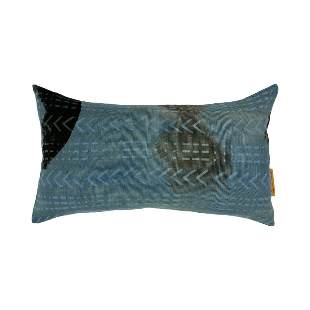 Coussin rectangle de couleur bleu indigo avec des motifs noir en bogolan de forme rectangle sur fond blanc - Rectangular cushion in indigo blue with black bogolan patterns in a rectangle shape on a white background