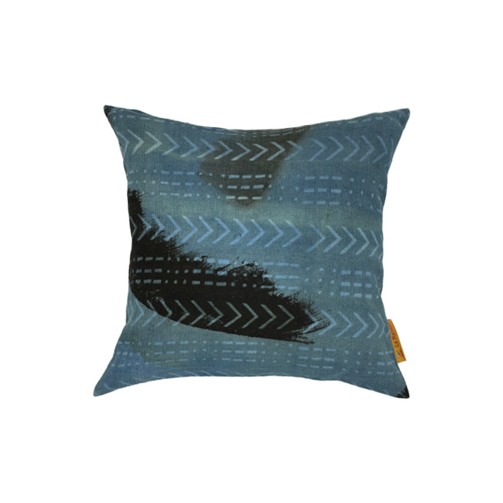 Coussin de forme carrée de couleur bleu avec des motifs en noir bogolan sur fond blanc- Blue square cushion with black bogolan patterns on a white background