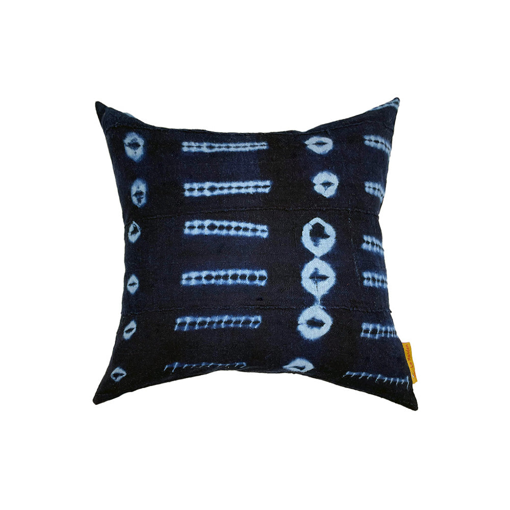 Coussin de couleurs bleu indigo motifs bleu clair carrée - Cushion in indigo blue colors with light blue square patterns