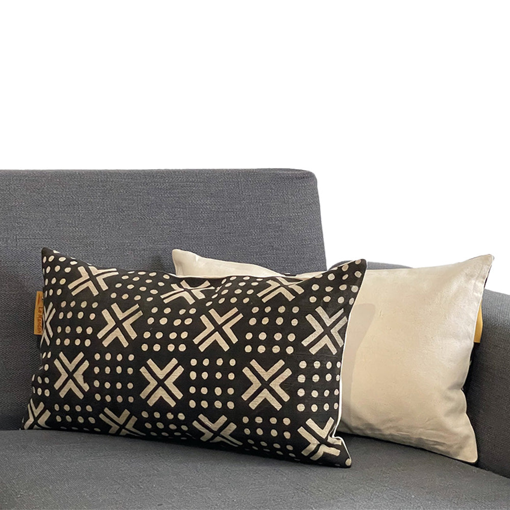 coussin noir avec des formes croix et des points sur canapé gris - black cushion with cross shapes and dots on gray sofa