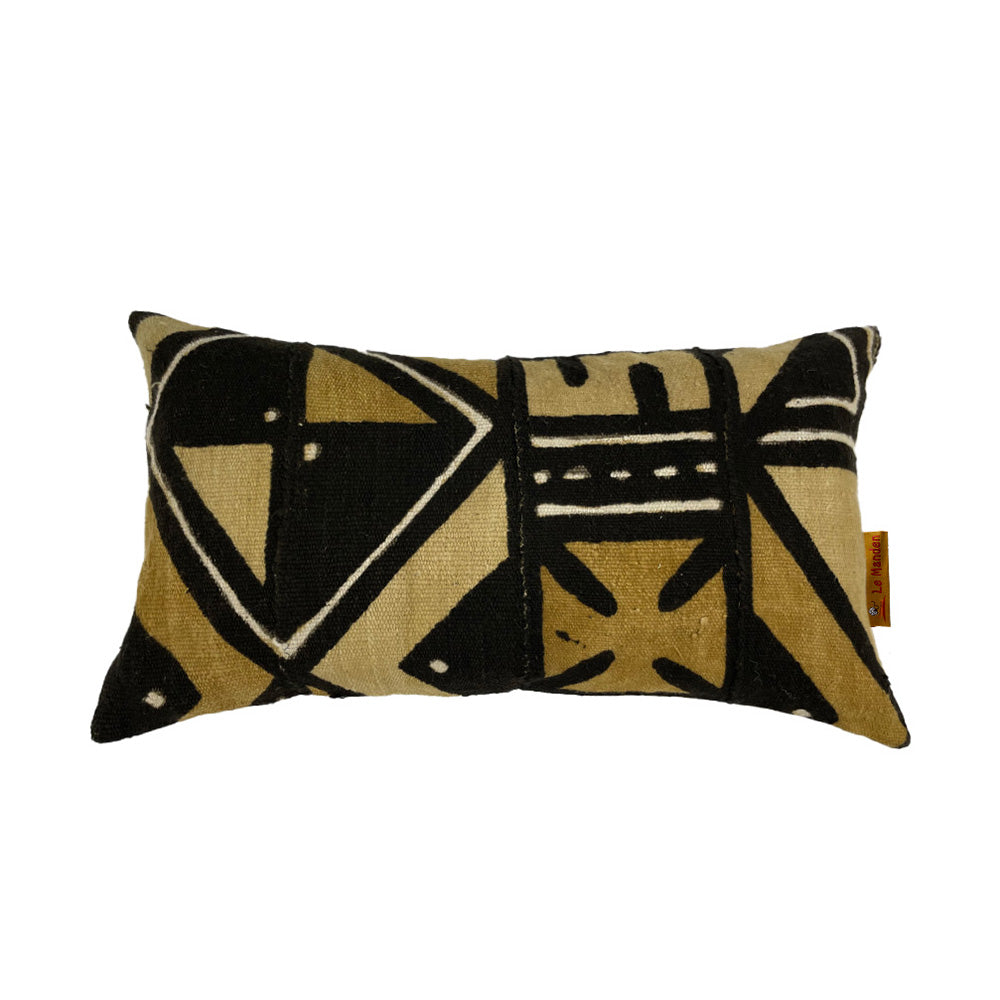 coussin en bogolan avec des motifs ocre géométrique sur fond blanc - bogolan cushion with geometric ocher patterns on a white background