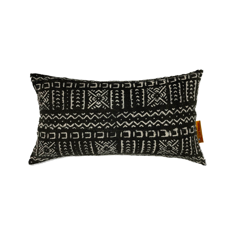 coussin noir bogolan avec des motifs blanc sur fond blanc - black bogolan cushion with white patterns on a white background