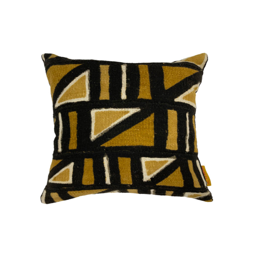 Coussin en bogolan avec des motifs en triangle de couleurs ocre et blanc écru sur fond-Bogolan cushion with triangle patterns in ocher and ecru white colors on a white background blanc