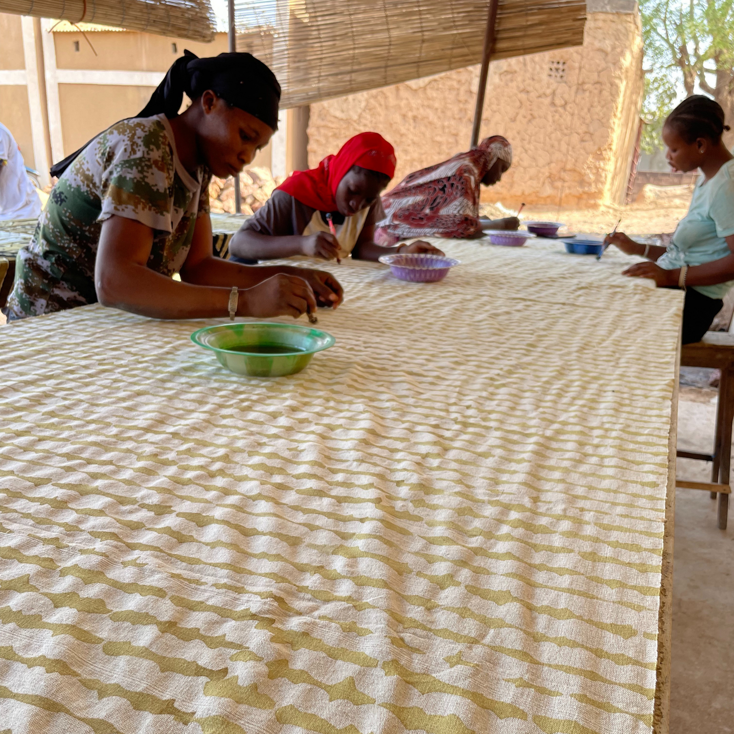Des femmes entrain de réaliser de la teinture végétale de N'galama au Mali