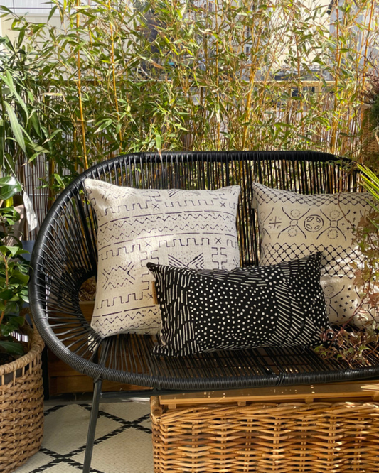 Coussin Africain dans un fauteuil sur un balcon - African cushion in an armchair on a balcony