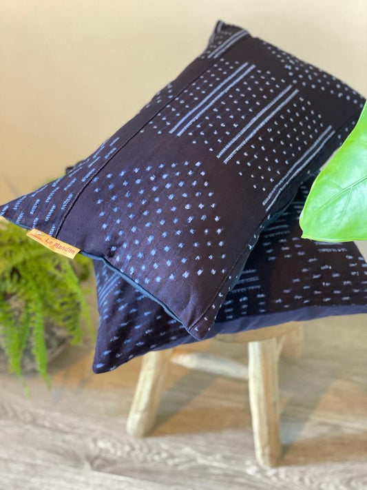 Coussin de couleurs bleu indigo l'un sur l'autres sur tabouret - Indigo blue colored cushion one on top of the other on stool