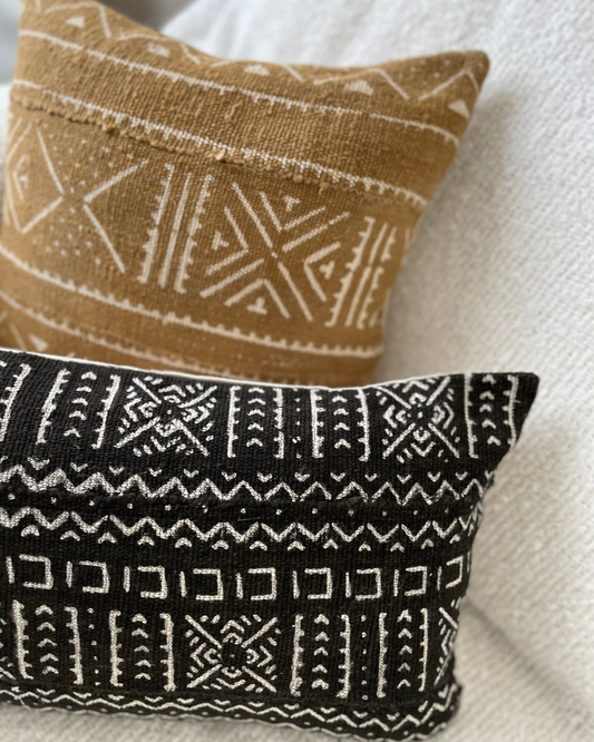 coussin bogolan et moutarde motif africain sur un canapé blanc - bogolan and ocher African pattern cushion on a white sofa