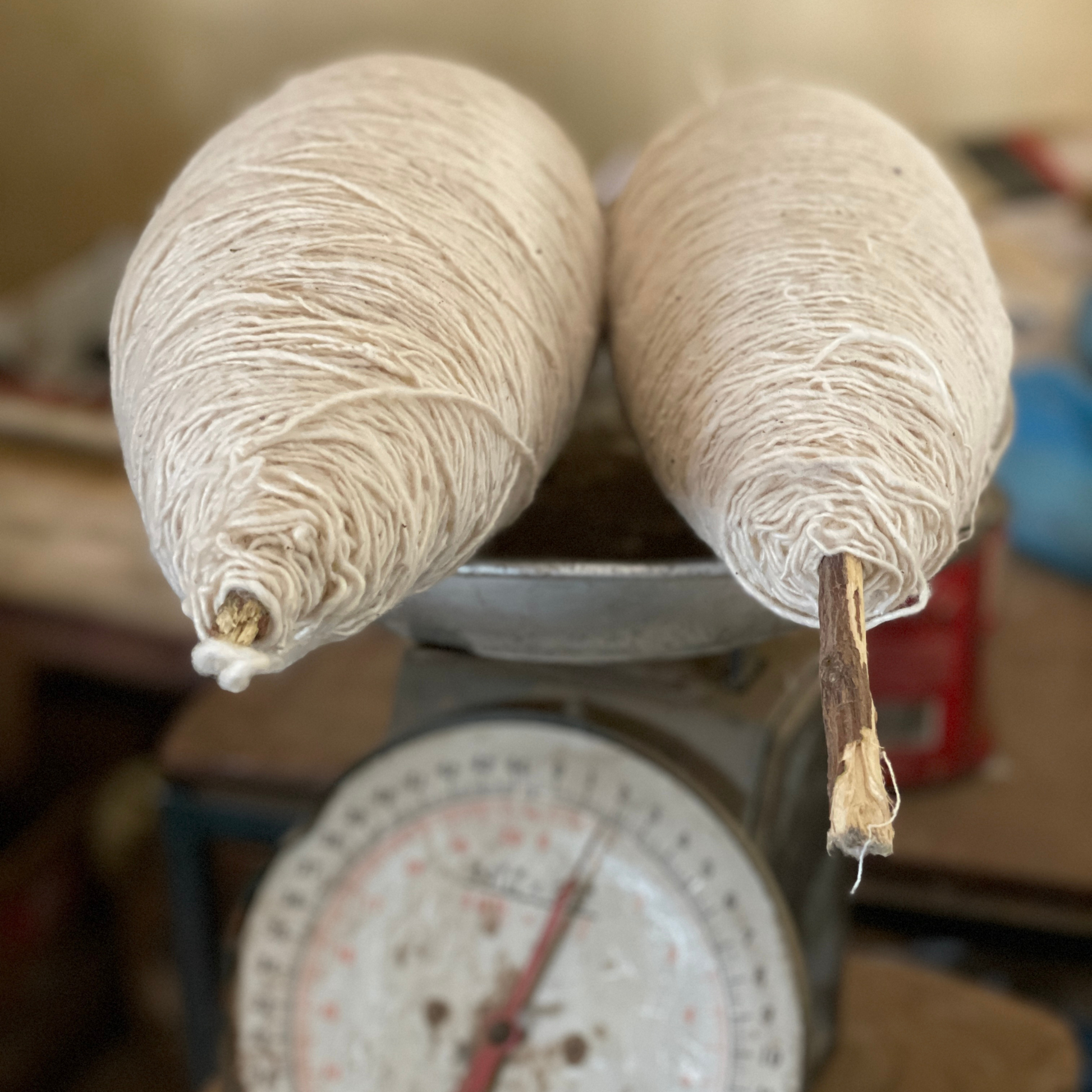 deux bobines de fils artisanales