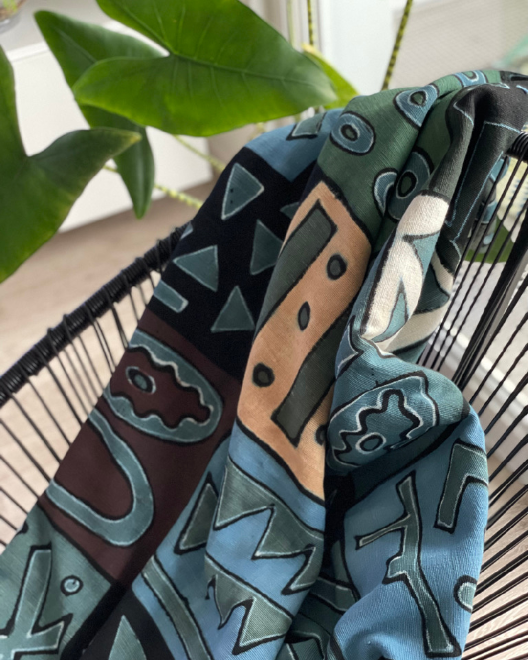 Plaid de couleur bleu avec des motifs géométrique de couleurs marrons, noirs et blancs - Blue plaid with geometric patterns in brown, black and white colors