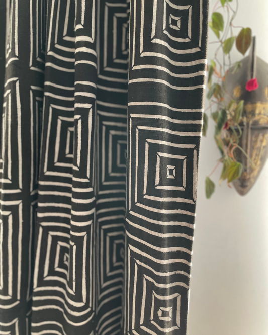 Rideau de couleur noir en bogolan avec des motifs géométrique blanches - Black bogolan curtain with white geometric patterns