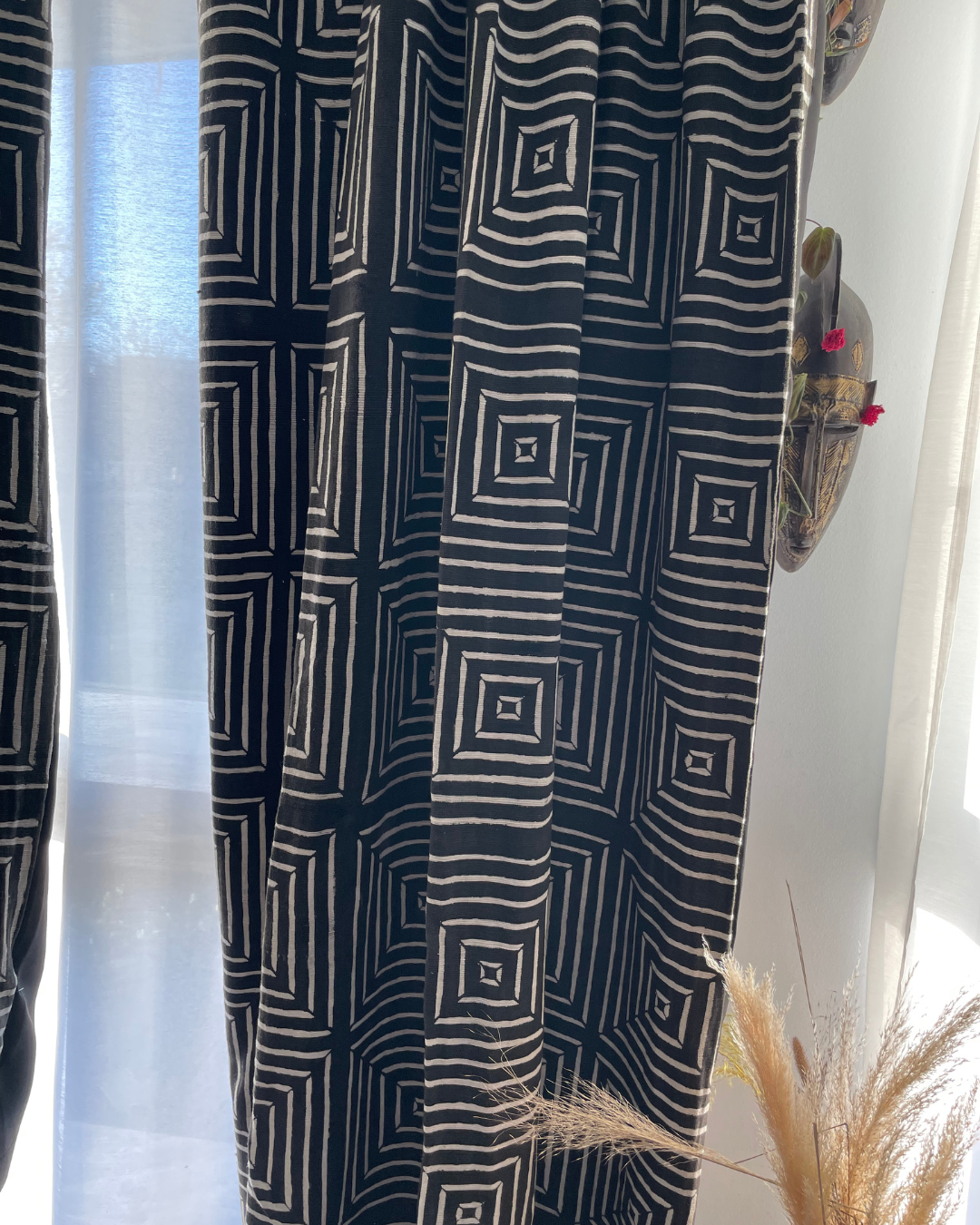 rideau géométrique de couleur noir en bogolan avec des motifs blanc écru - black geometric curtain in bogolan with ecru white patterns