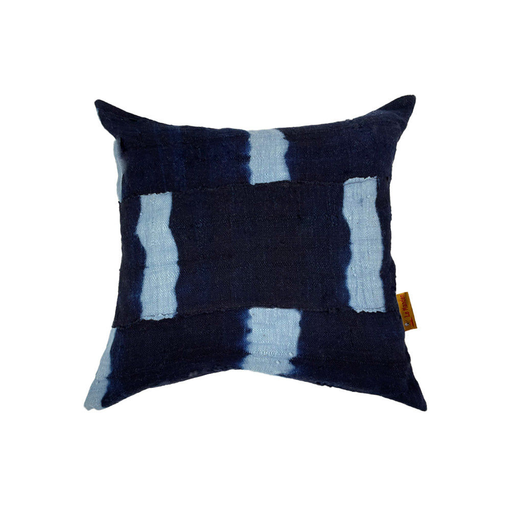 Coussin de couleur bleu indigo avec motifs bleu clair sur fond blanc - Indigo blue cushion with light blue patterns on a white background