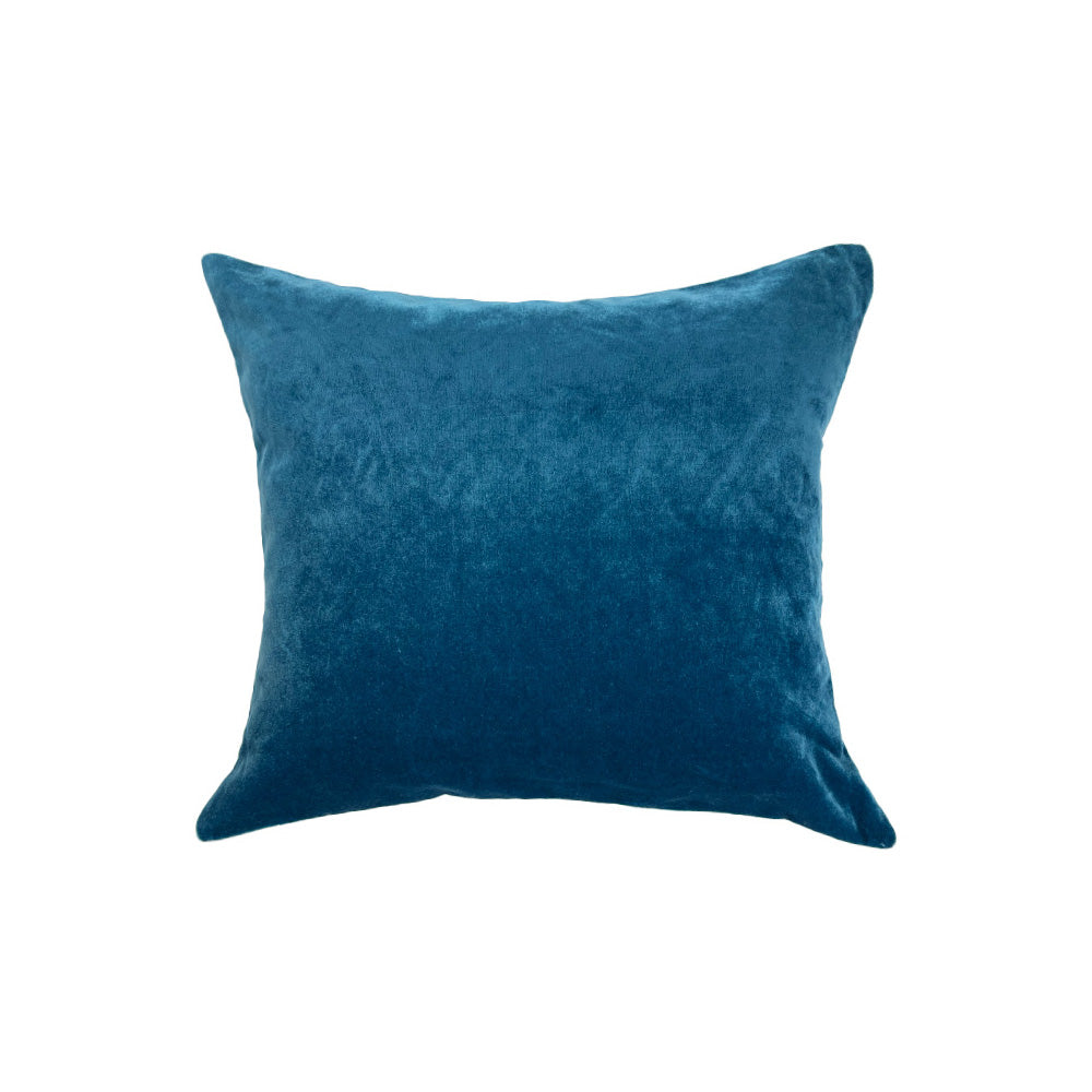 Coussin de forme carrée en velours de couleurs bleu canard sur fond blanc - Square-shaped cushion in duck blue velvet on a white background