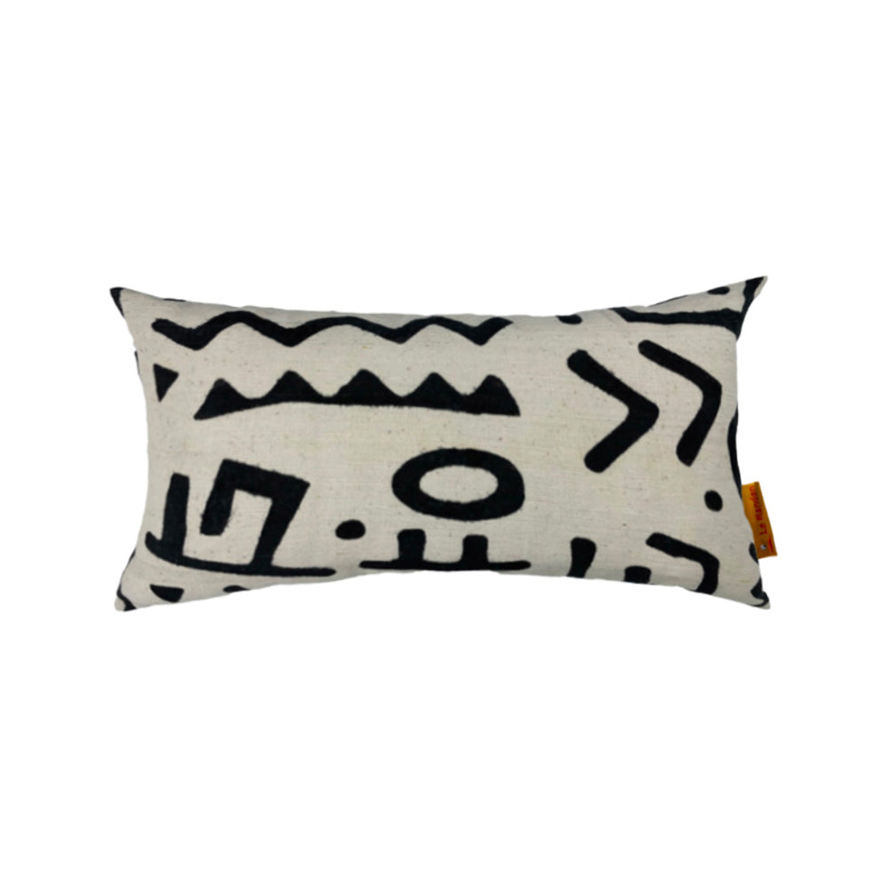 Coussin rectangle de couleurs blanc ecru avec des motifs noirs sur fond blanc - Rectangular cushion in ecru white colors with black patterns on a white background