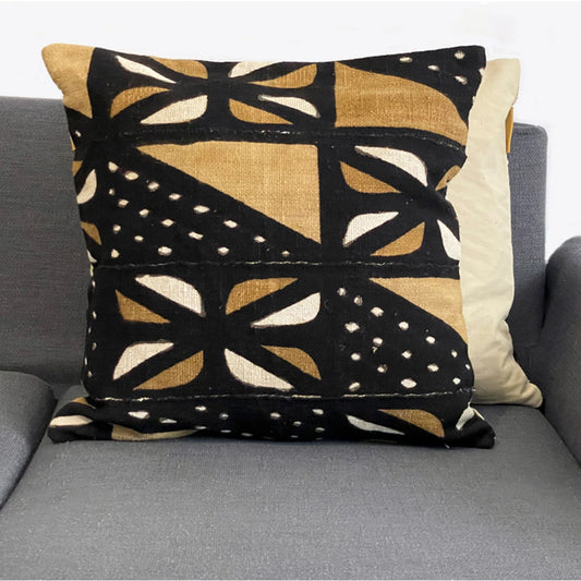 Coussin en bogolan avec motifs en cauri de couleur noir et marron  sur canapé gris -Bogolan cushion with black and brown cowrie pattern on gray sofa