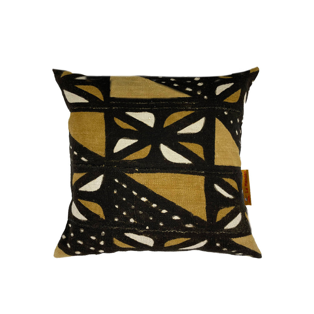 Coussin bogolan avec des motifs en cauris sur fond blanc - Bogolan cushion with cowrie shell patterns on a white background