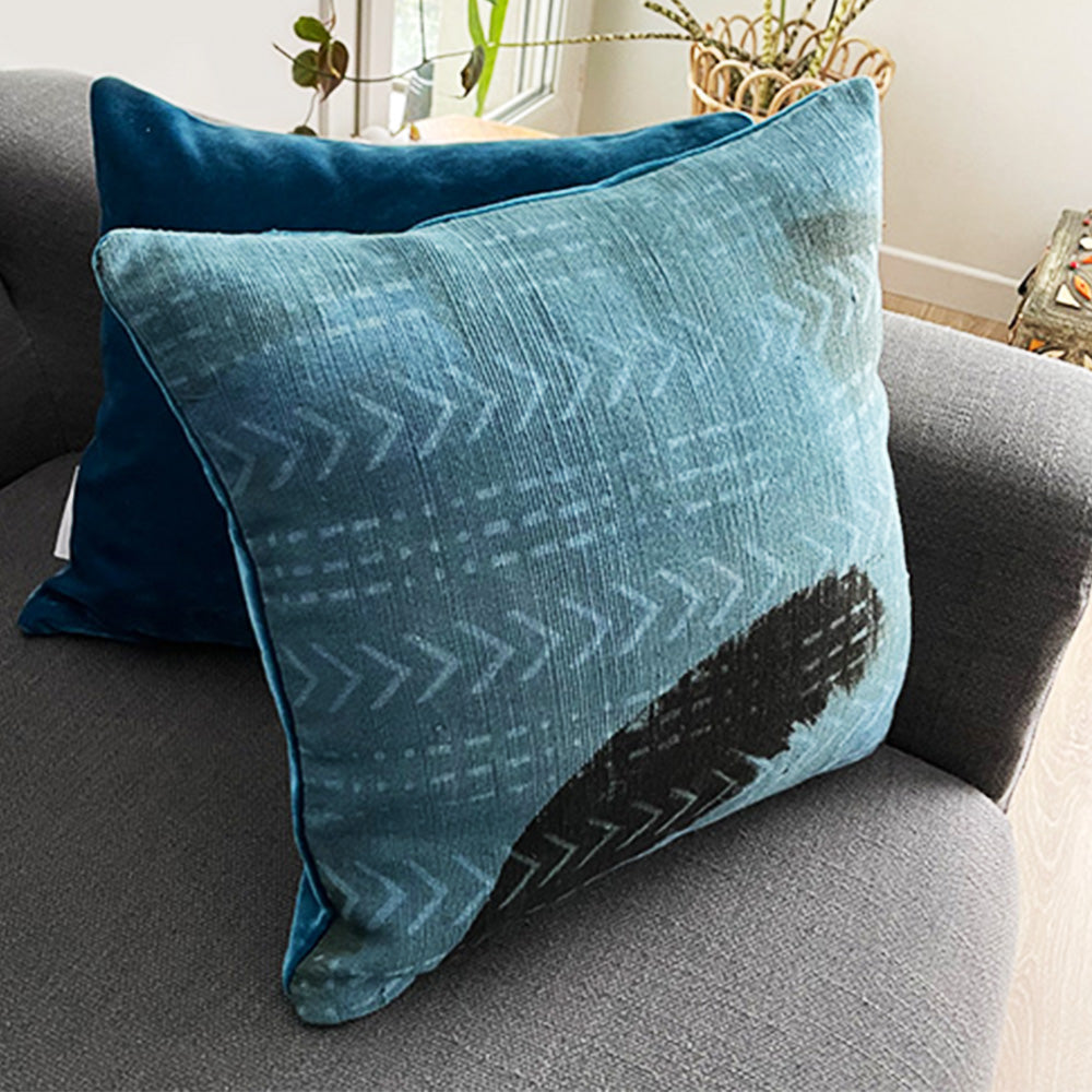 Coussin de forme carrée de couleur indigo au dos velours sur canapé gris - Square cushion in indigo color with velvet back on gray sofa