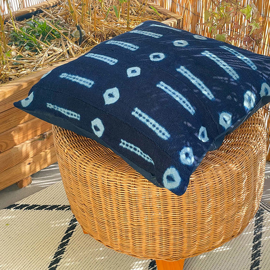 Coussin carrée de couleurs bleu indigo sur pouf en osier - Square cushion in indigo blue colors on wicker pouf
