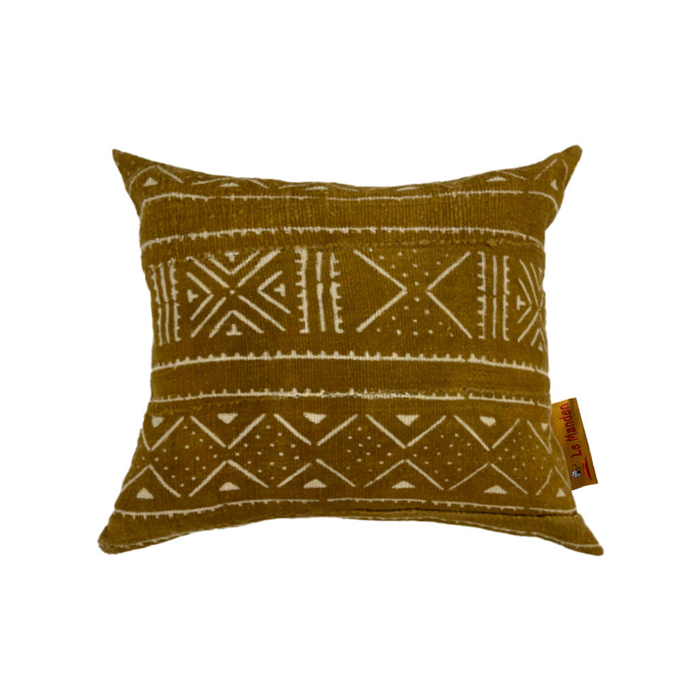 Coussin de couleur ocre avec des motifs blancs sur fond blanc - Ocher-colored cushion with white patterns on a white background