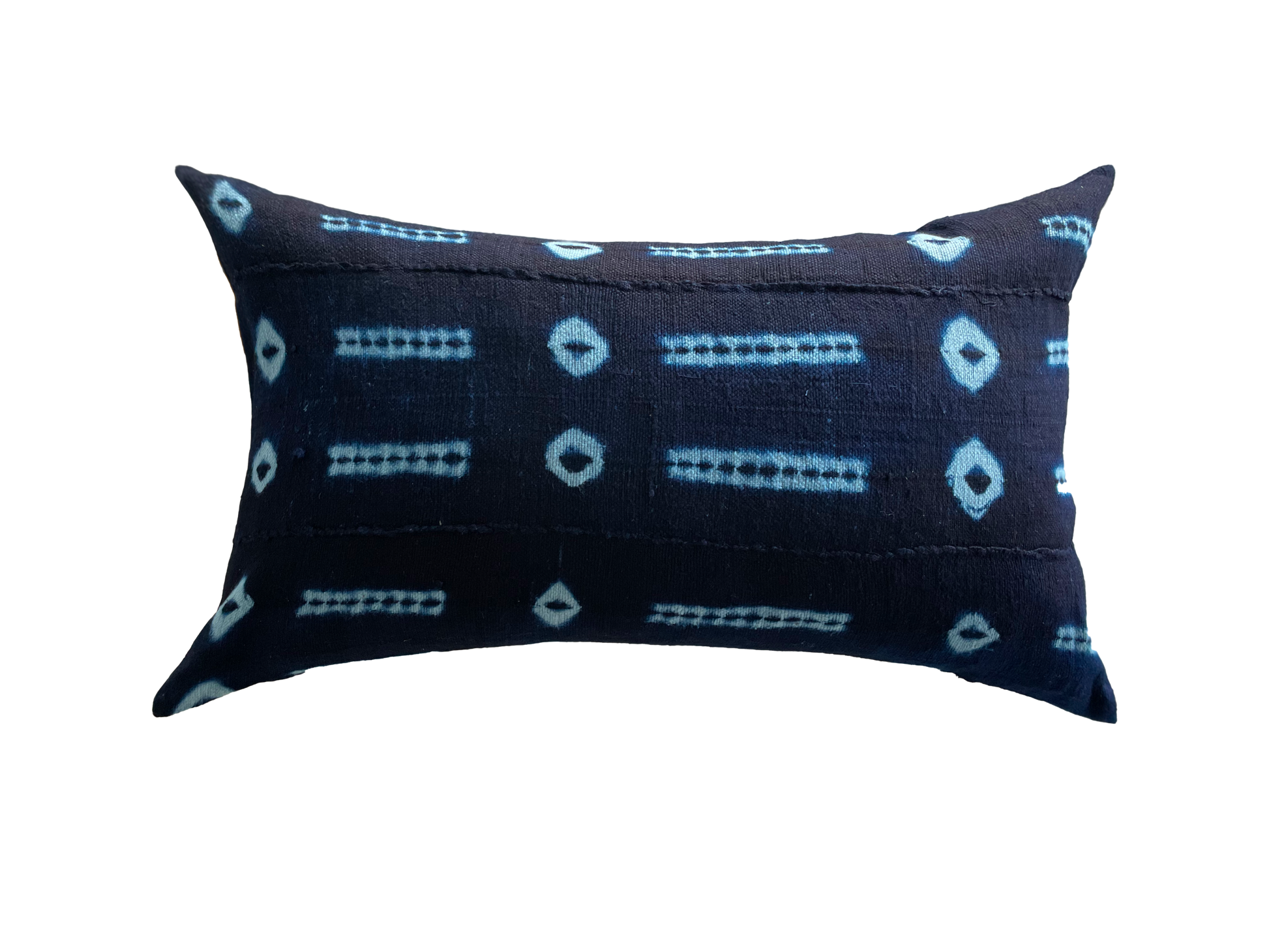 Coussin de couleur bleu indigo avec motifs bleu clair sur fond blanc 