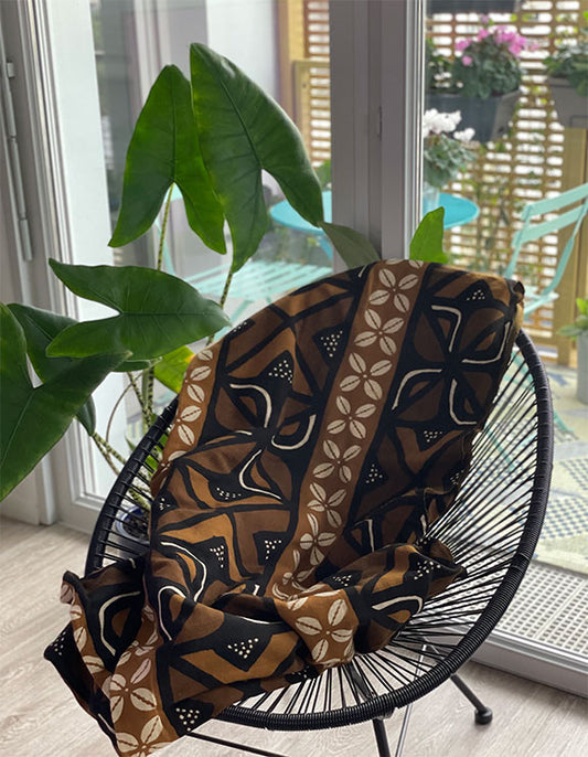 plaid aux motifs malien en bogolan sur une chaise - plaid with Malian bogolan patterns on a chair