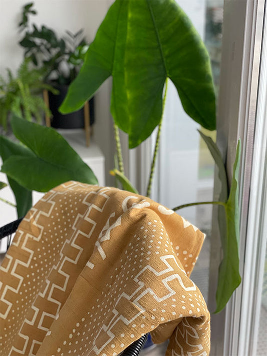 Plaid de couleur ocre avec des motifs géométrique blanche - Ocher-colored plaid with white geometric patterns